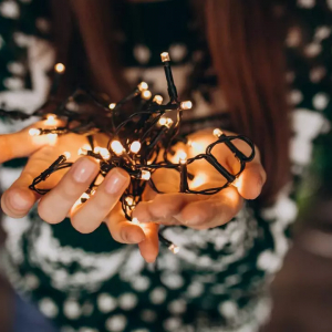 Ёлочка, не сгори! Сколько гирлянд опасно вешать в доме на Новый год