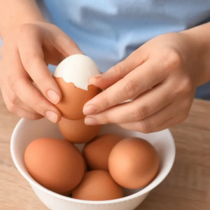 Как сварить идеальное яйцо, чтобы оно чистилось за секунду: научный метод, основанный на физике